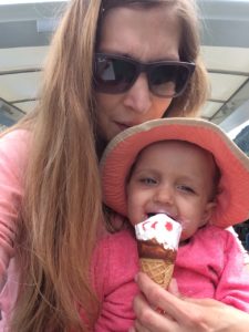 Es ist ein wunderschöner Sommertag und es gibt Eis für alle
